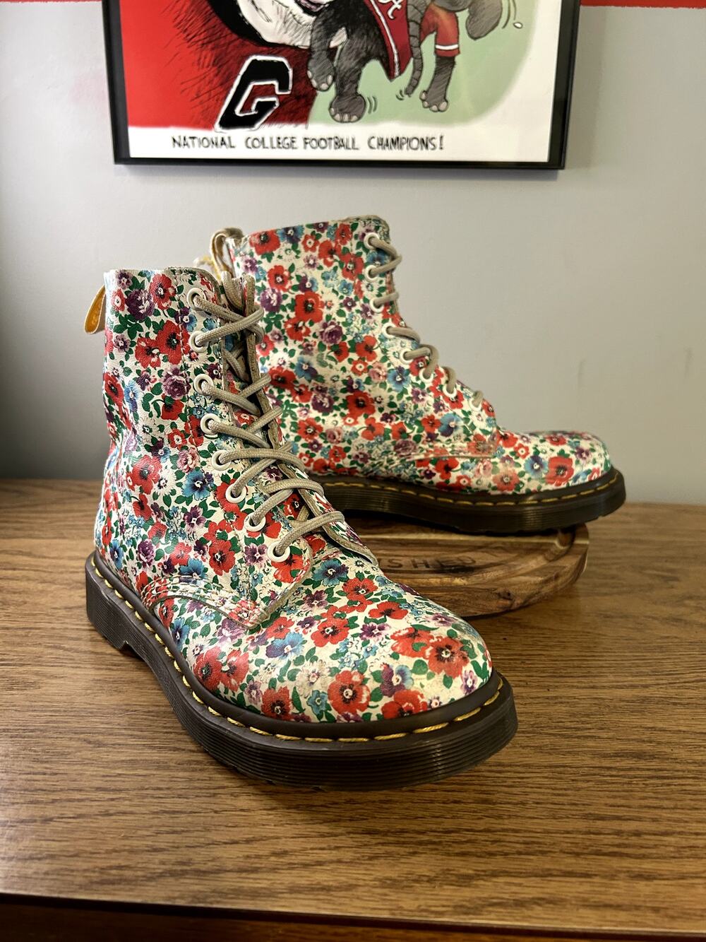 Dr Martens White Pascal Red Poppy Floral size 7/EU 38